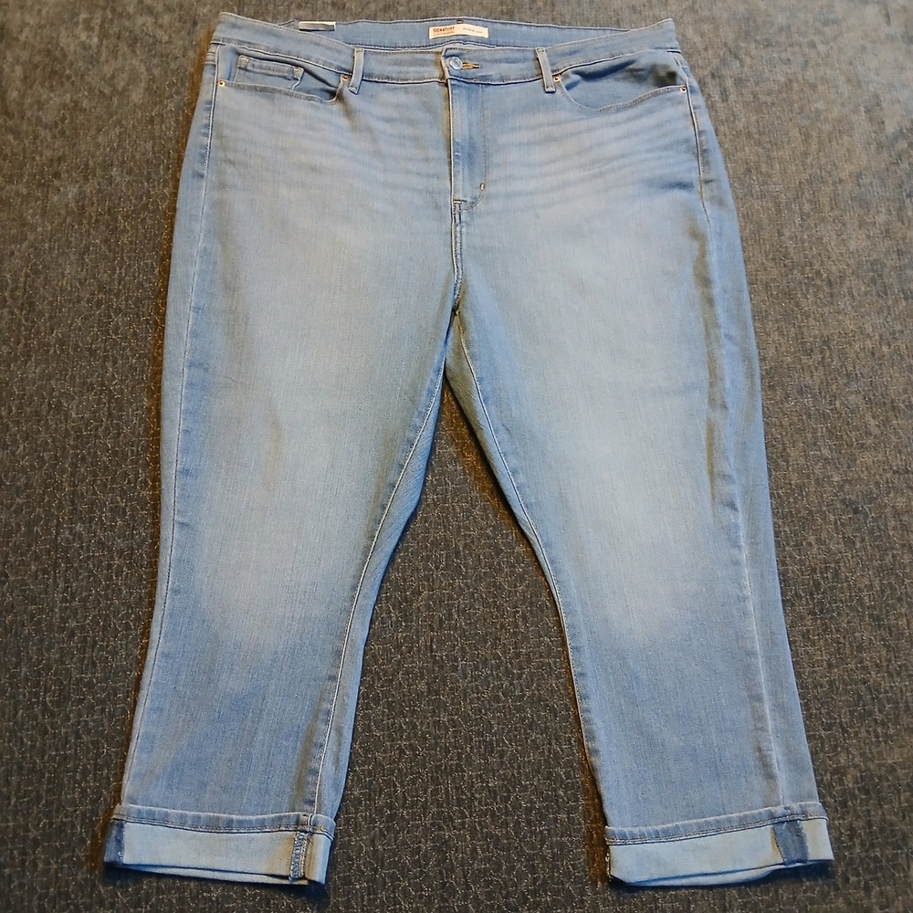 Signature by Levi Strauss Women Light Wash Mid-Rise Denim Capri Size 20W NWT!